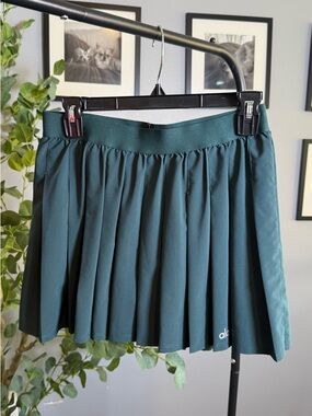 ALO Yoga Women’s Pleated Active Skirt — Teal Green